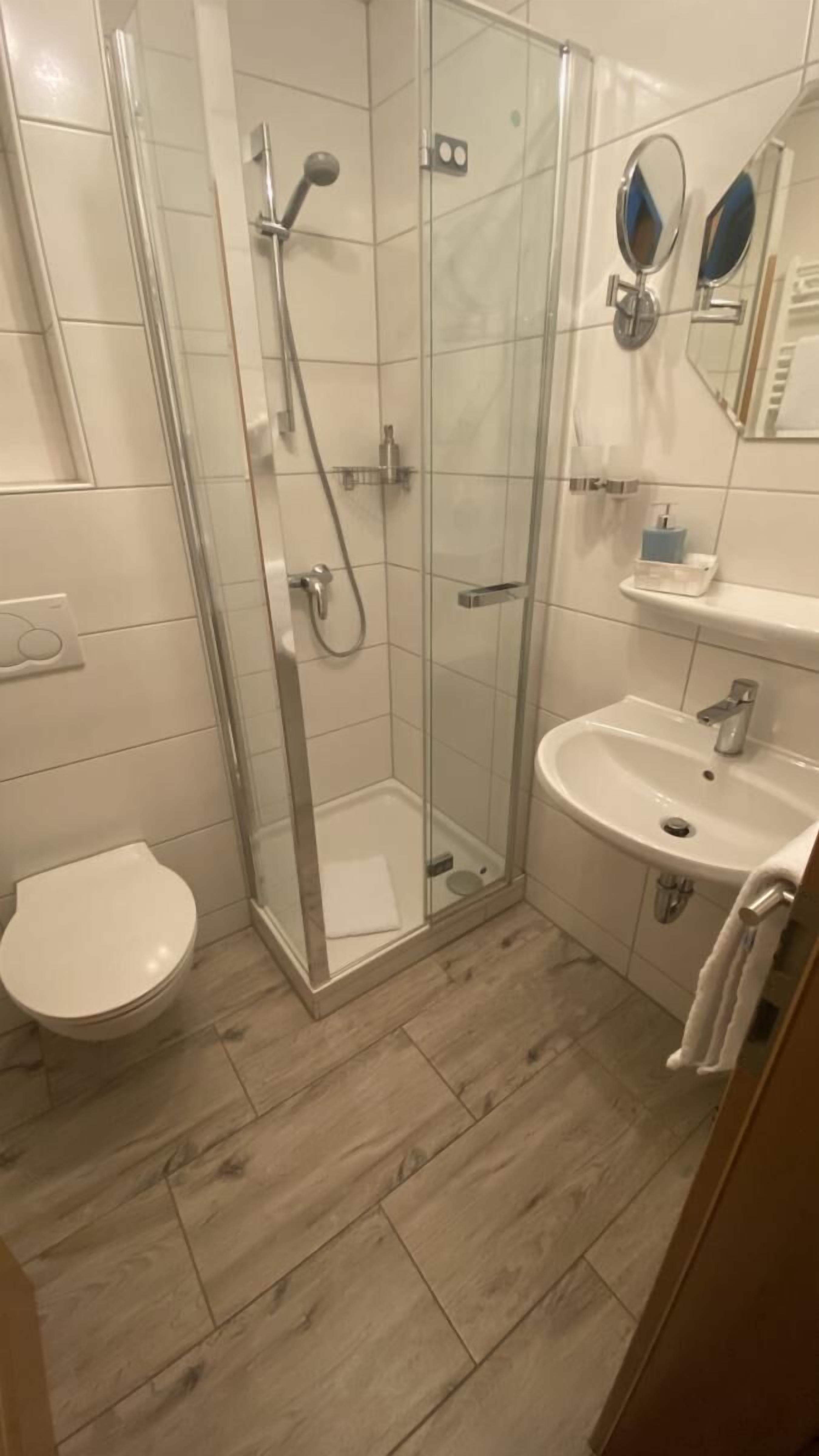 double room | bathroom | shower, free toiletries, hair dryer, towels