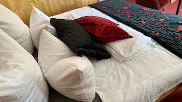 Habitación doble | Ropa de cama hipoalergénica, cortinas blackout y cunas gratuitas