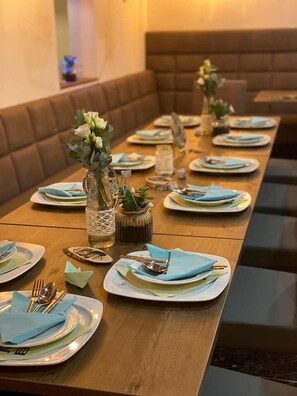 Ze serveren er ontbijt, lunch en diner 