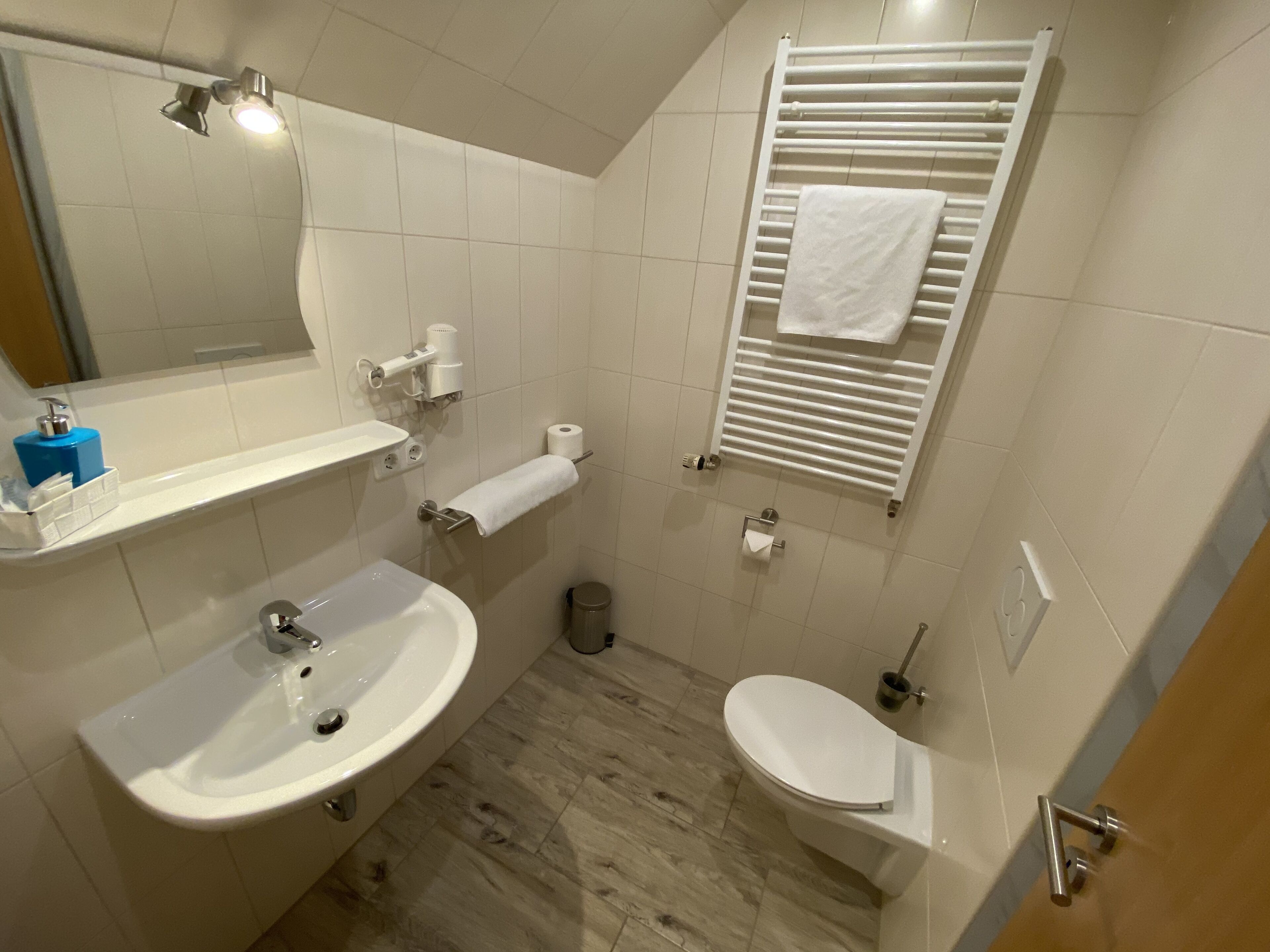 double room | bathroom | shower, free toiletries, hair dryer, towels