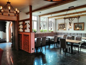 Breakfast, lunch, dinner served; Italian cuisine  - Hotel Wilder Mann Ristorante Pizzeria Lo Scoglio (Feuchtwangen)