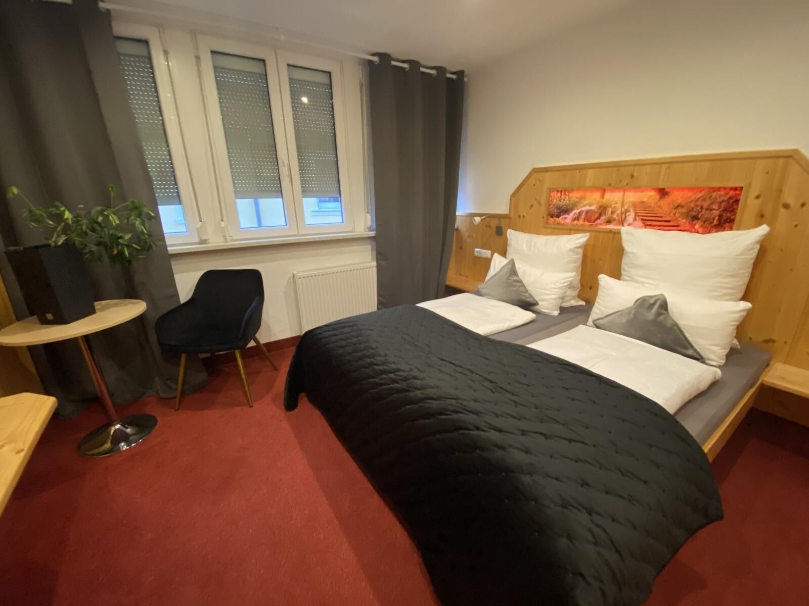 double room | hypo-allergenic bedding, blackout curtains, free cots/infant beds