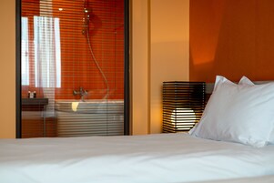 Minibar, decoración personalizada y escritorio 