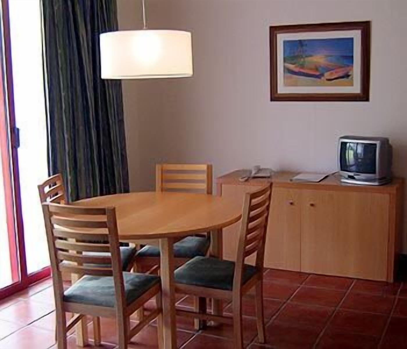 villa, bathtub | in-room dining