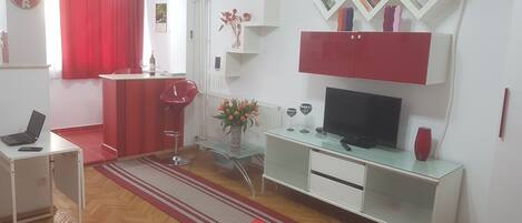 Deluxe Studio Suite | Living room | LED TV, books