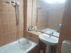 Studiosuite – deluxe | Bad | Kombinert dusj/badekar, toalettartikler (inkludert), hårføner og tøfler