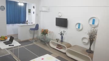 Deluxe Studio Suite | Living area | LED TV, books