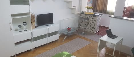 Deluxe-Studiosuite | Wohnzimmer | LED-Fernseher, Bücher