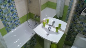 Apartamento luxo, 1 quarto, vista para o pátio, no pátio | Banheiro | Chuveiro/banheira combinados, produtos de toalete grátis