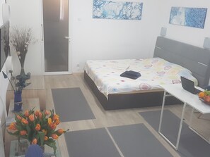 Studiosuite – deluxe | Individuelt dekorert, individuelt innredet og skrivebord