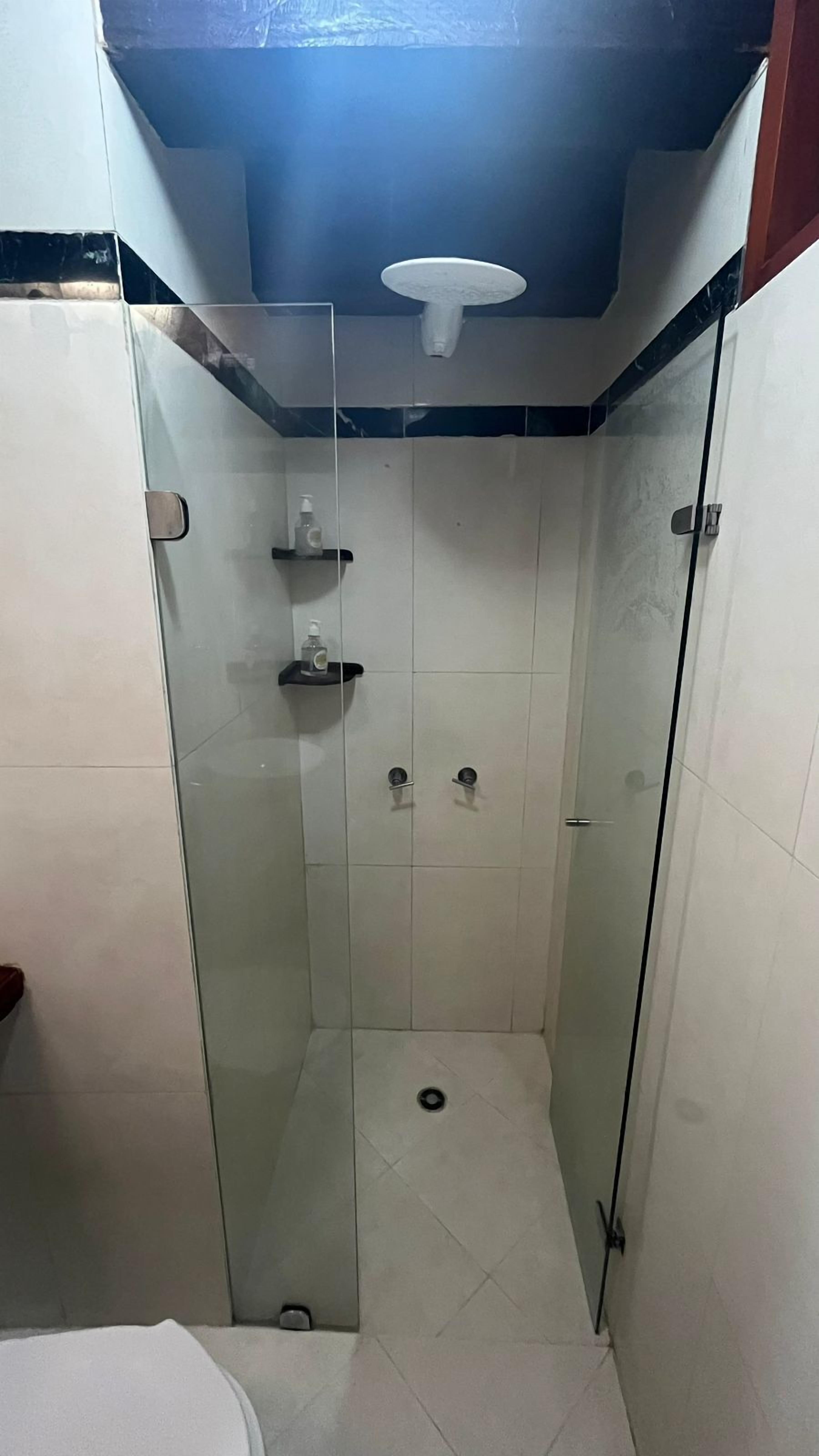 economy room | bathroom | shower, hair dryer, towels