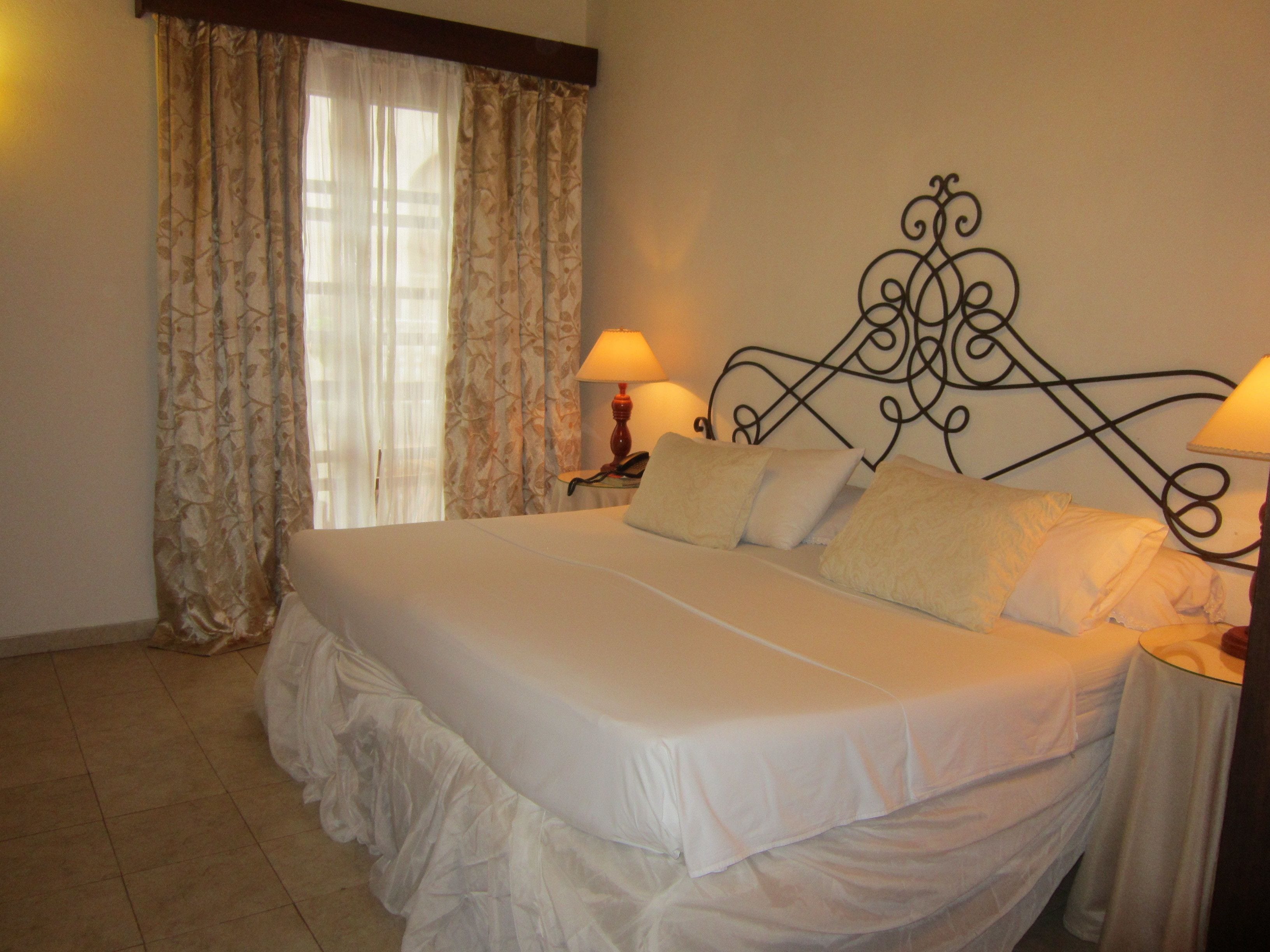 junior double room | minibar, in-room safe, individually decorated, individually furnished