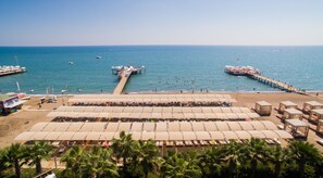Private beach, sun loungers, beach umbrellas, beach volleyball - Saturn Palace Resort - All Inclusive (Antalya)