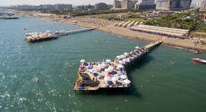 Private beach, sun loungers, beach umbrellas, beach volleyball - Saturn Palace Resort - All Inclusive (Antalya)