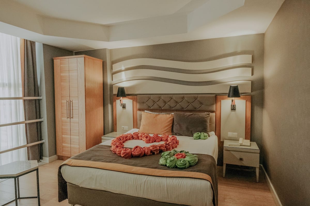 Minibar, in-room safe, desk, free WiFi