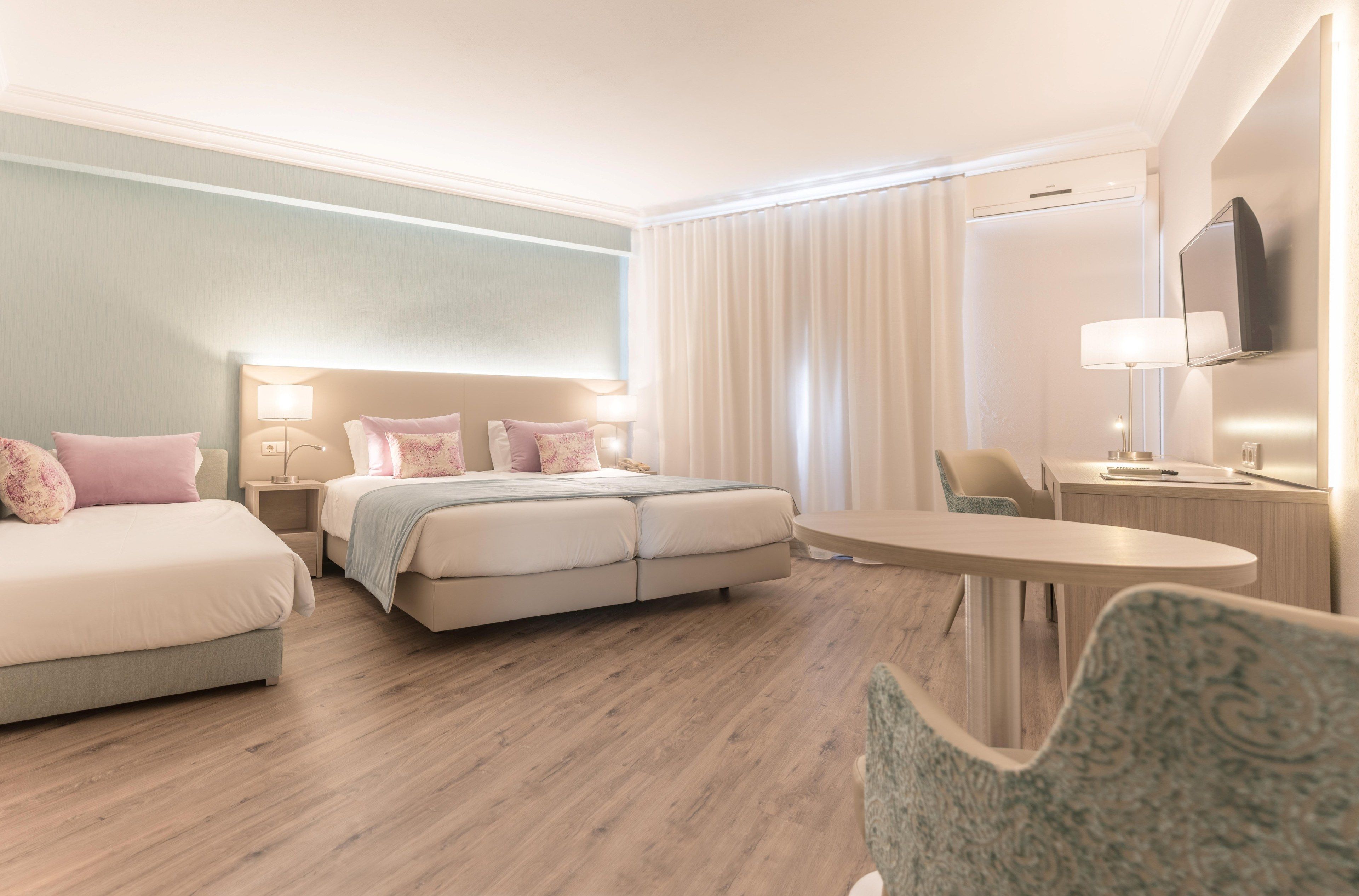 triple room | premium bedding, minibar, in-room safe, desk