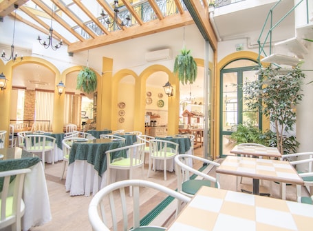 Free daily buffet breakfast. Loule Jardim Hotel