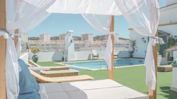 Piscina externa, funciona das 8h às 20h, espreguiçadeiras