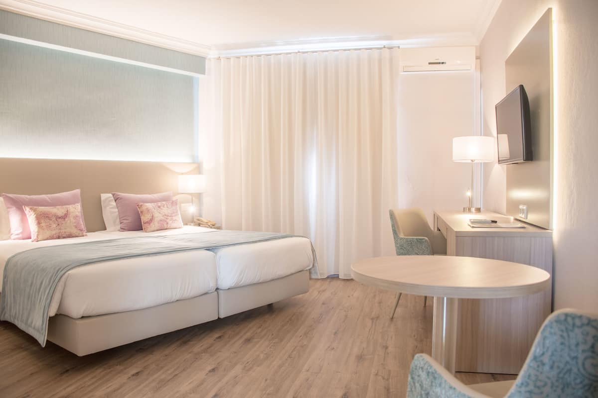 Habitación superior con 2 camas individuales | Ropa de cama de alta calidad y minibar