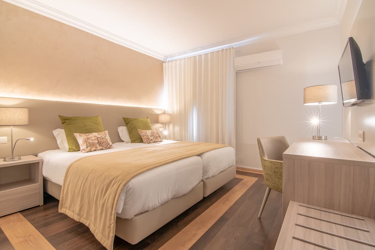 Habitación con 2 camas individuales | Ropa de cama de alta calidad y minibar