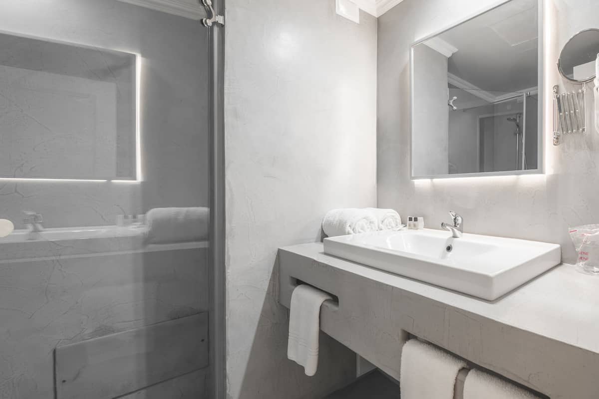 single room | bathroom | hair dryer, towels