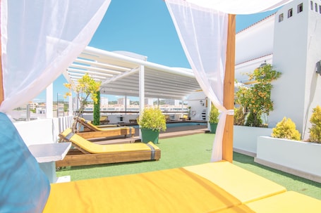 Outdoor pool, open 8 AM to 8 PM, sun loungers. Loule Jardim Hotel