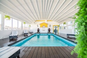 Een buitenzwembad, open van 08.00 uur tot 20.00 uur, en ligstoelen