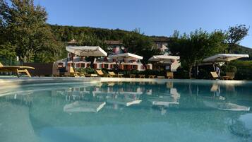 Piscina externa sazonal, funciona das 9h às 19h, guarda-sóis