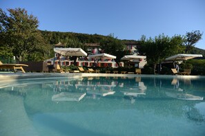 Piscine extérieure (ouverte en saison), parasols de plage