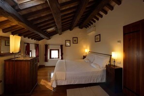 Chambre Triple Confort, 1 chambre | Literie de qualité supérieure, coffres-forts dans les chambres, bureau