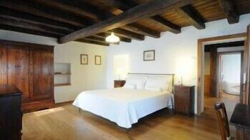 Quarto casal, 1 cama Queen | 1 quarto, roupas de cama premium, cofres nos quartos, escrivaninha