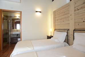 Ropa de cama de alta calidad y caja de seguridad en la habitación