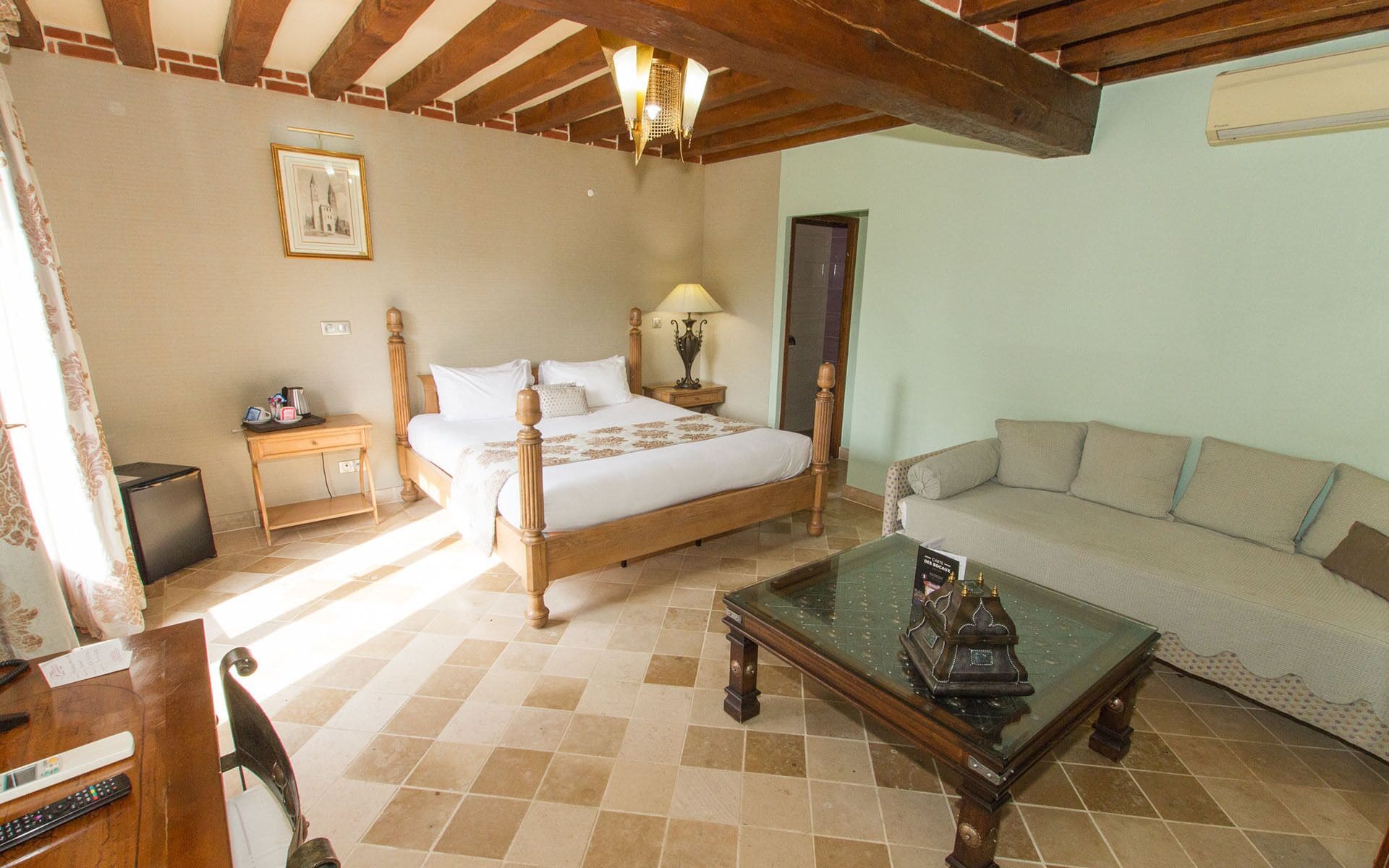 Ropa de cama de alta calidad y caja de seguridad en la habitación 