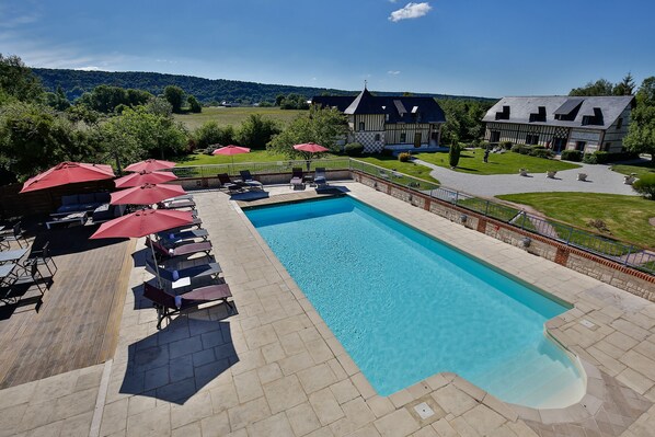 Una piscina al aire libre de temporada (de 10:00 a 20:00), sombrillas