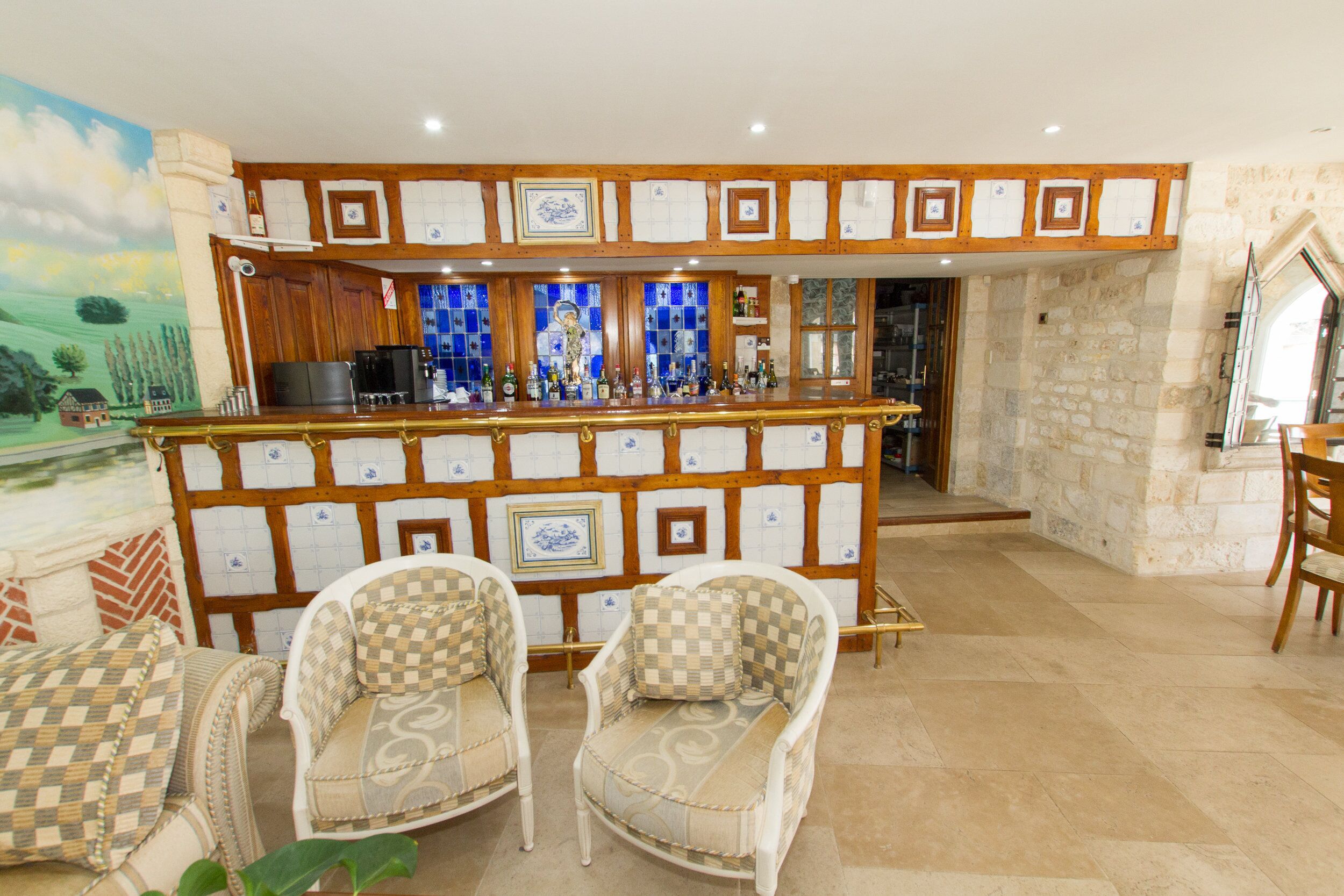 pool views, serves breakfast