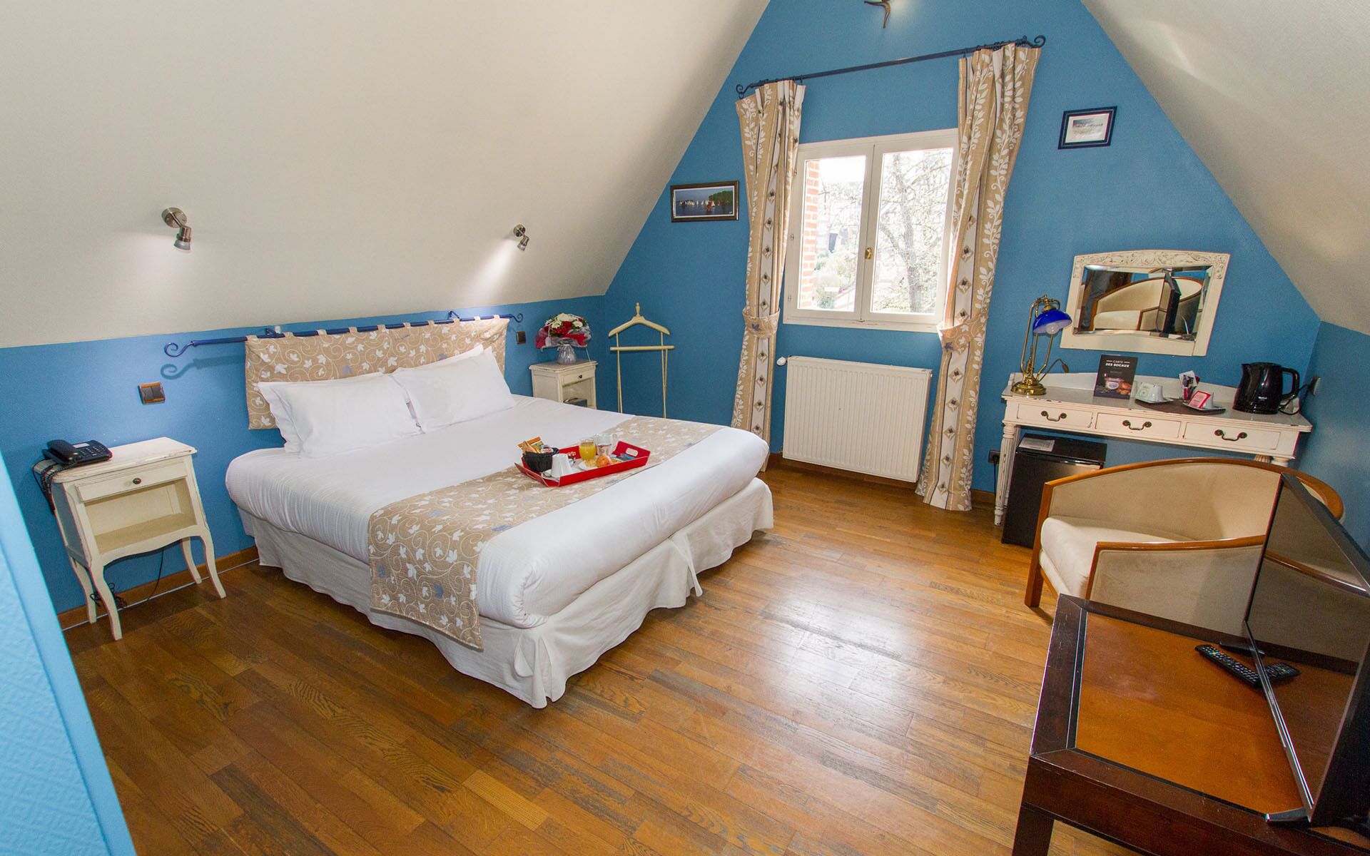 Ropa de cama de alta calidad y caja de seguridad en la habitación 