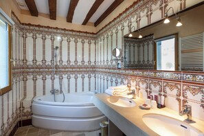 Deluxe Double or Twin Room | Bathroom | Designer toiletries, hair dryer, bathrobes, towels