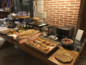 Desayuno continental (EUR 15 por persona) 