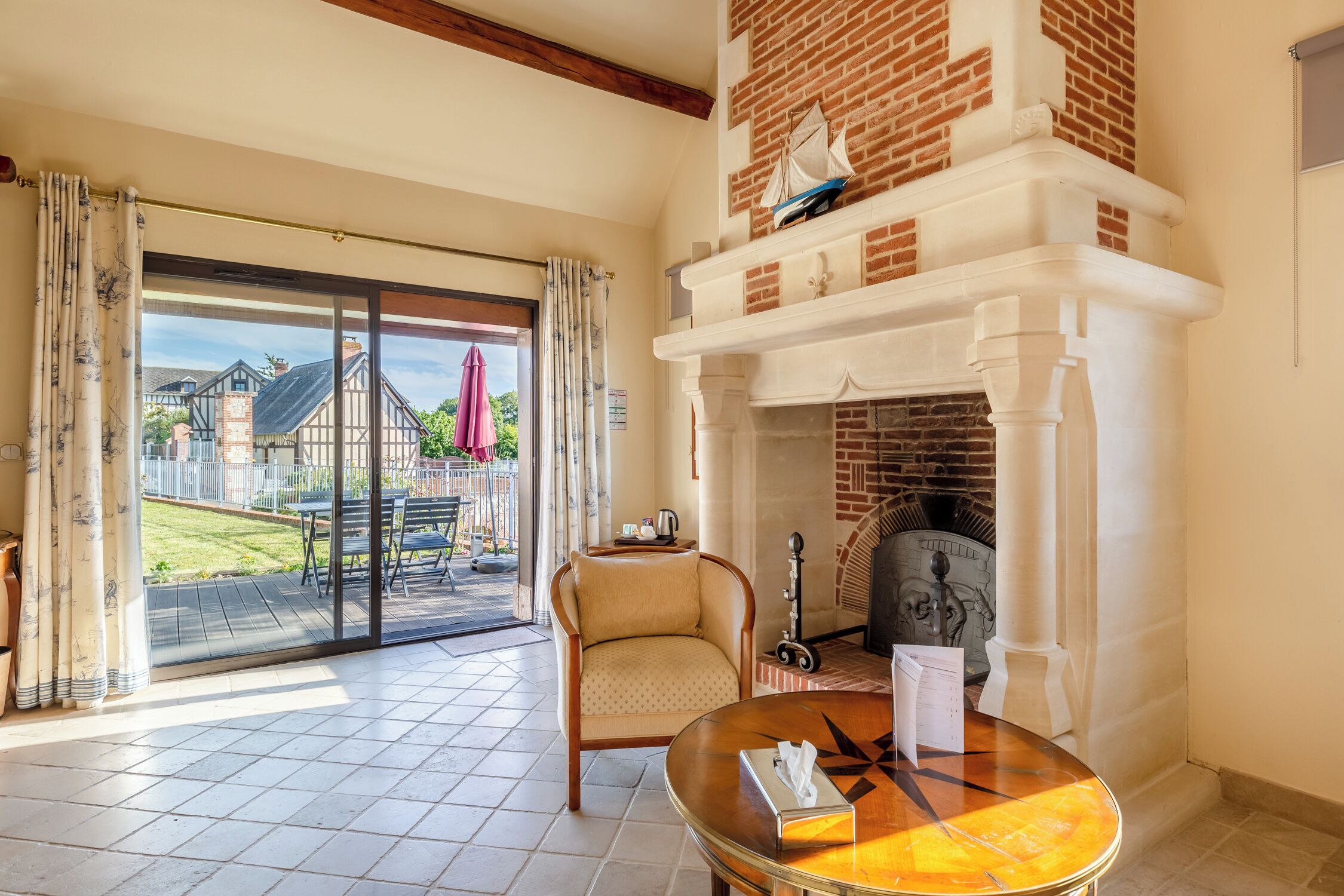 スーペリア デュープレックス | リビング エリア | 80 cmの薄型テレビ (衛星放送視聴可)、テレビ