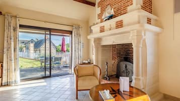 Superior Duplex | Living area | 80-cm flat-screen TV with satellite channels, TV