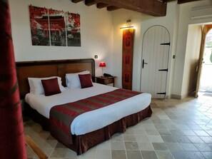 Habitación superior con 1 cama doble o 2 individuales | Ropa de cama de alta calidad, caja fuerte, decoración individual