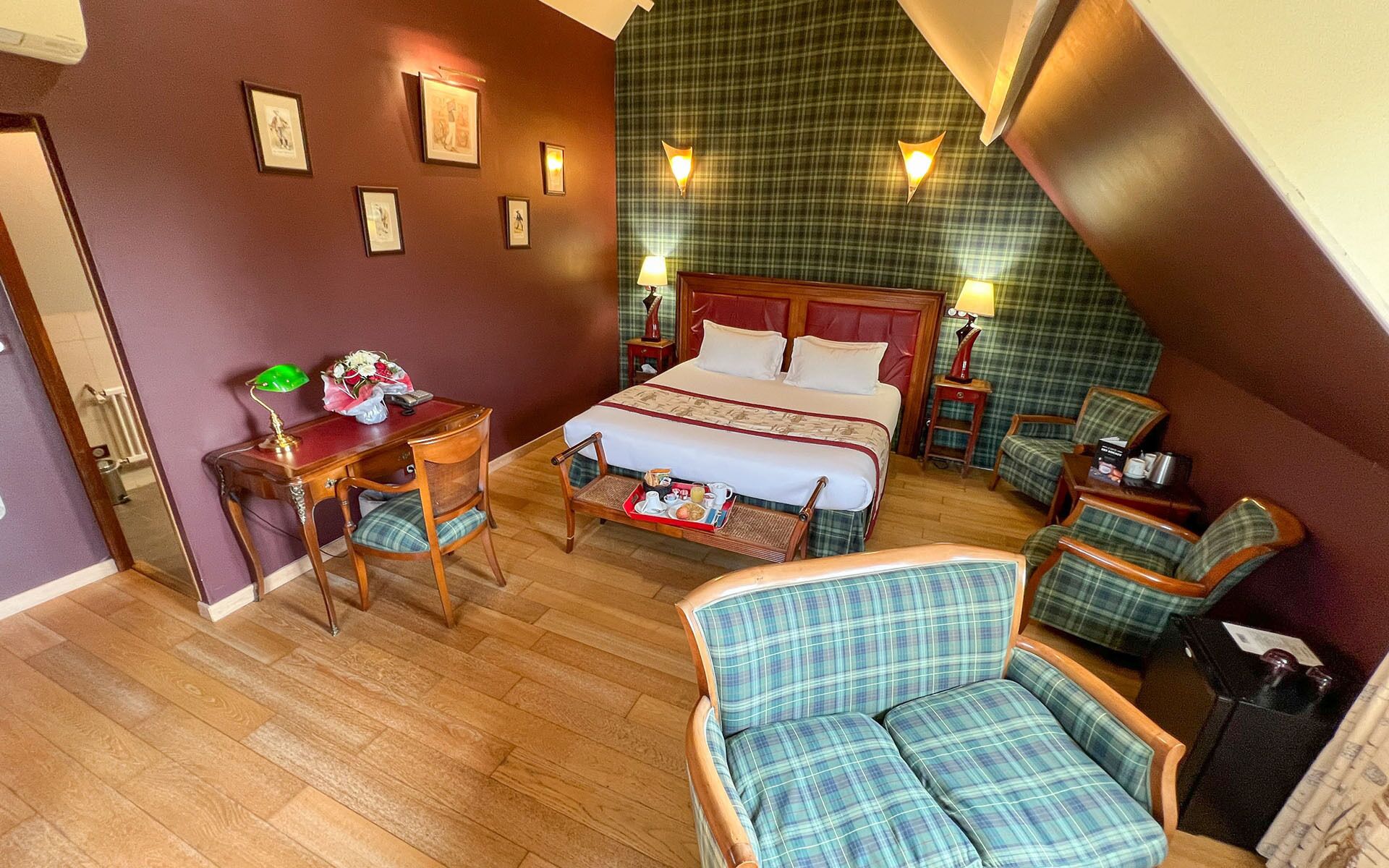 Ropa de cama de alta calidad y caja de seguridad en la habitación 