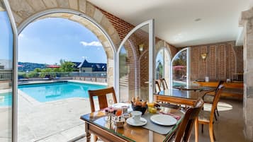 Desayuno continental (EUR 15 por persona)