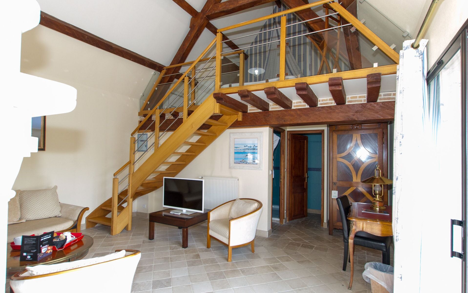 Superior-paritalo | Oleskelualue | 80–senttinen taulutelevisio, jossa satelliittikanavat