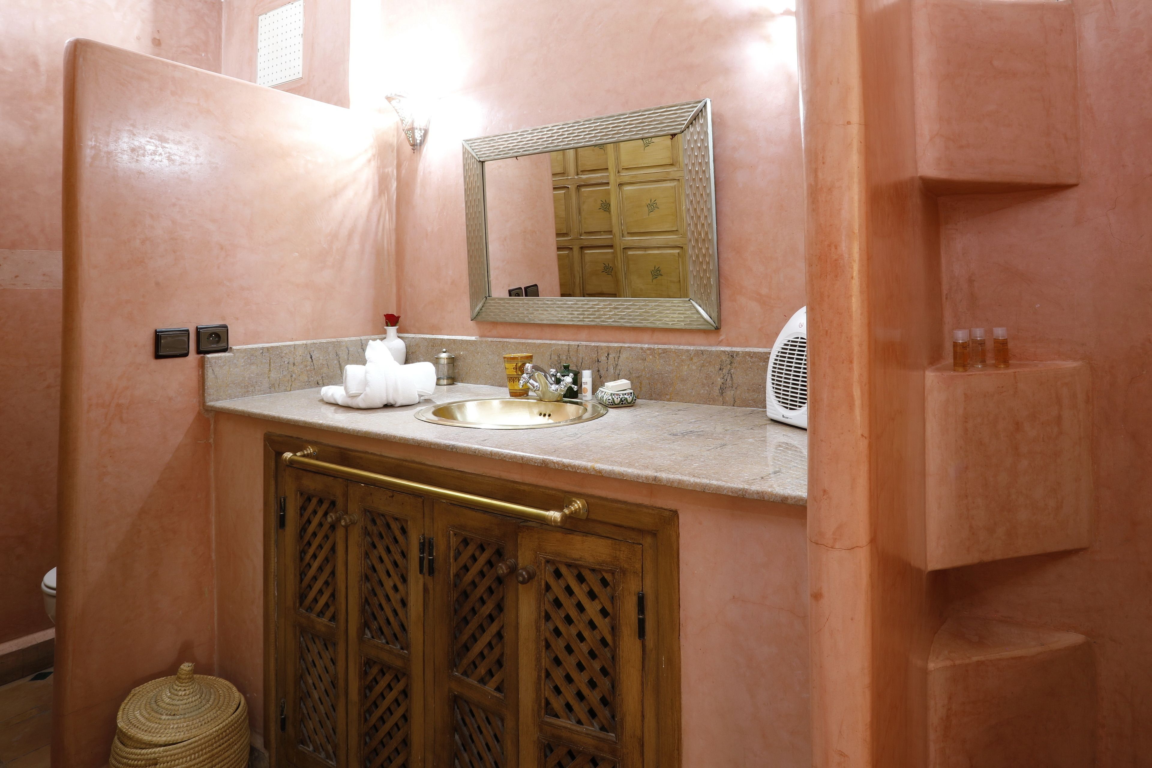 Ein Badezimmer mit Waschbecken, Spiegel und Toilettenartikeln.