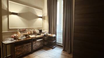 Café da manhã com buffet grátis todos os dias