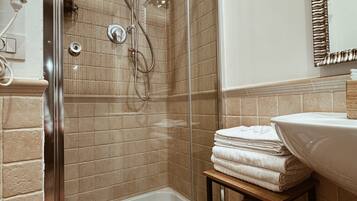 Triple Economy | Badezimmer | Dusche, Regendusche, kostenlose Toilettenartikel, Haartrockner