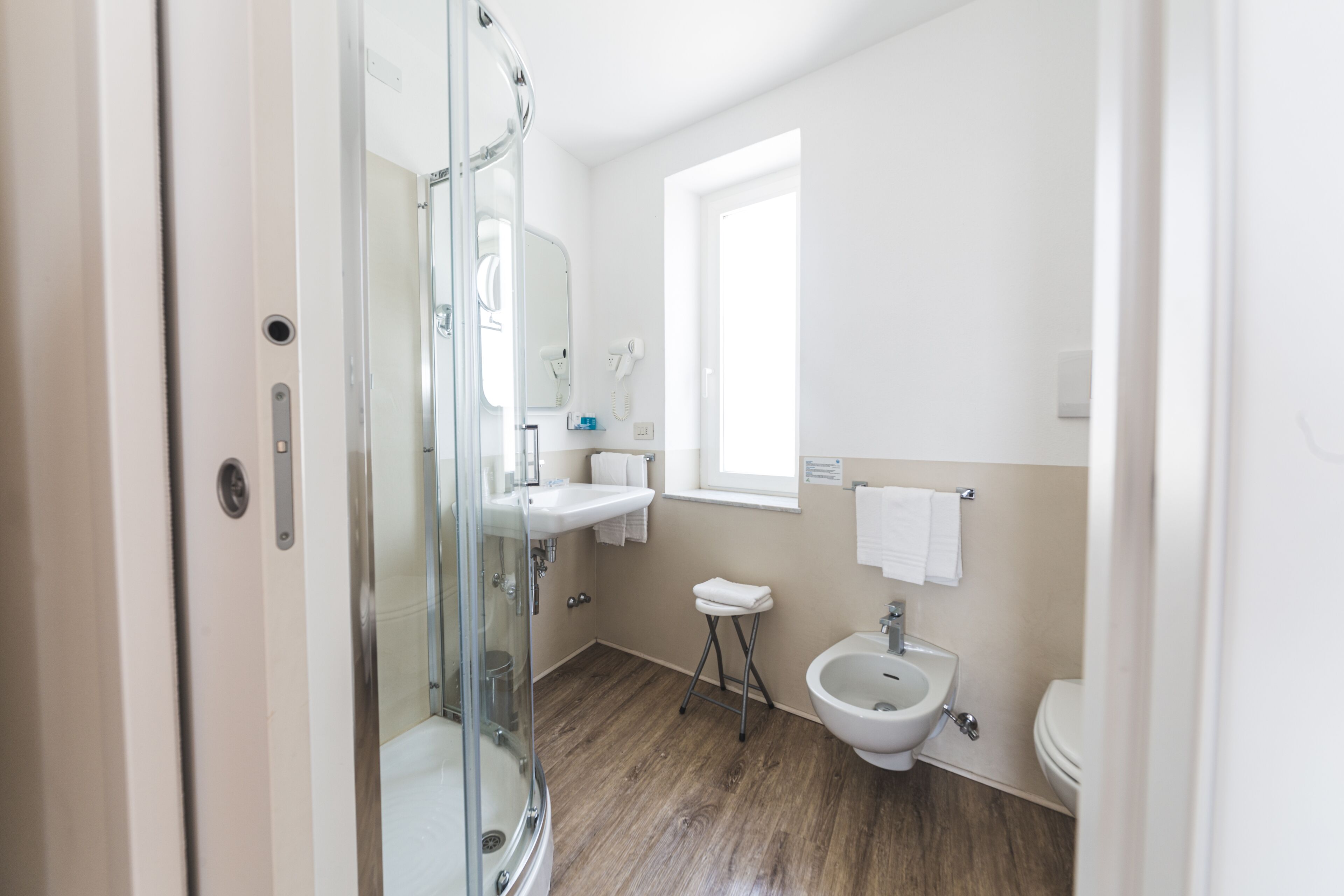 Dusche, kostenlose Toilettenartikel, Haartrockner, Bidet