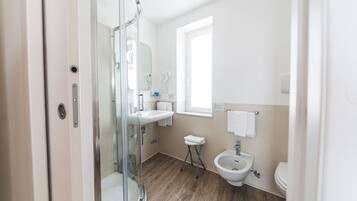 Dusche, kostenlose Toilettenartikel, Haartrockner, Bidet