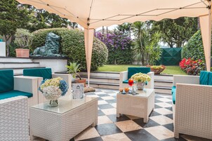 Daily continental breakfast (EUR 7 per person)